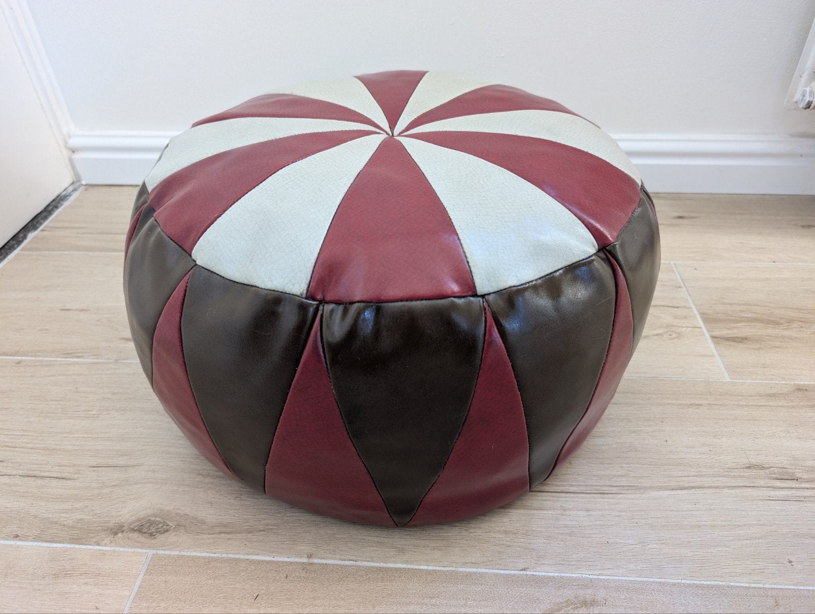 Leren poef - Rood, wit en bruin gestreept, Huis en Inrichting, Banken | Voetenbanken en Poefen, Minder dan 50 cm, Gebruikt, Modern, Speels