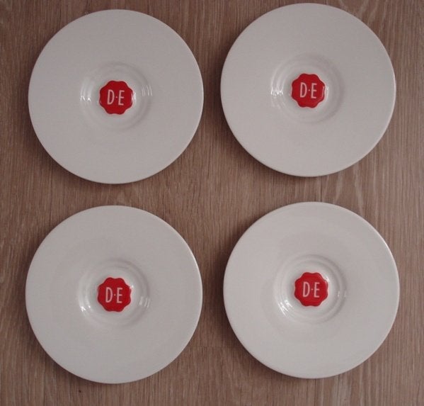 4 nwe originele Douwe Egberts schotels servies koffie mokken, Nieuw, Ophalen of Verzenden, Overige stijlen, Kop(pen) en/of Schotel(s)