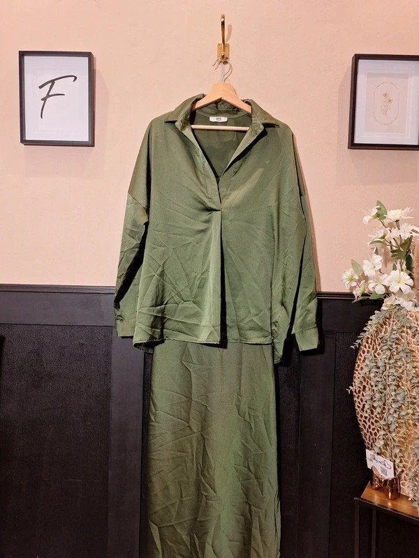 M&C Made in Italy 2-Delige Olijfgroene Satijnen Set-One Size, Maat 38/40 (M), Fashiontiek, Ophalen of Verzenden, Zo goed als nieuw