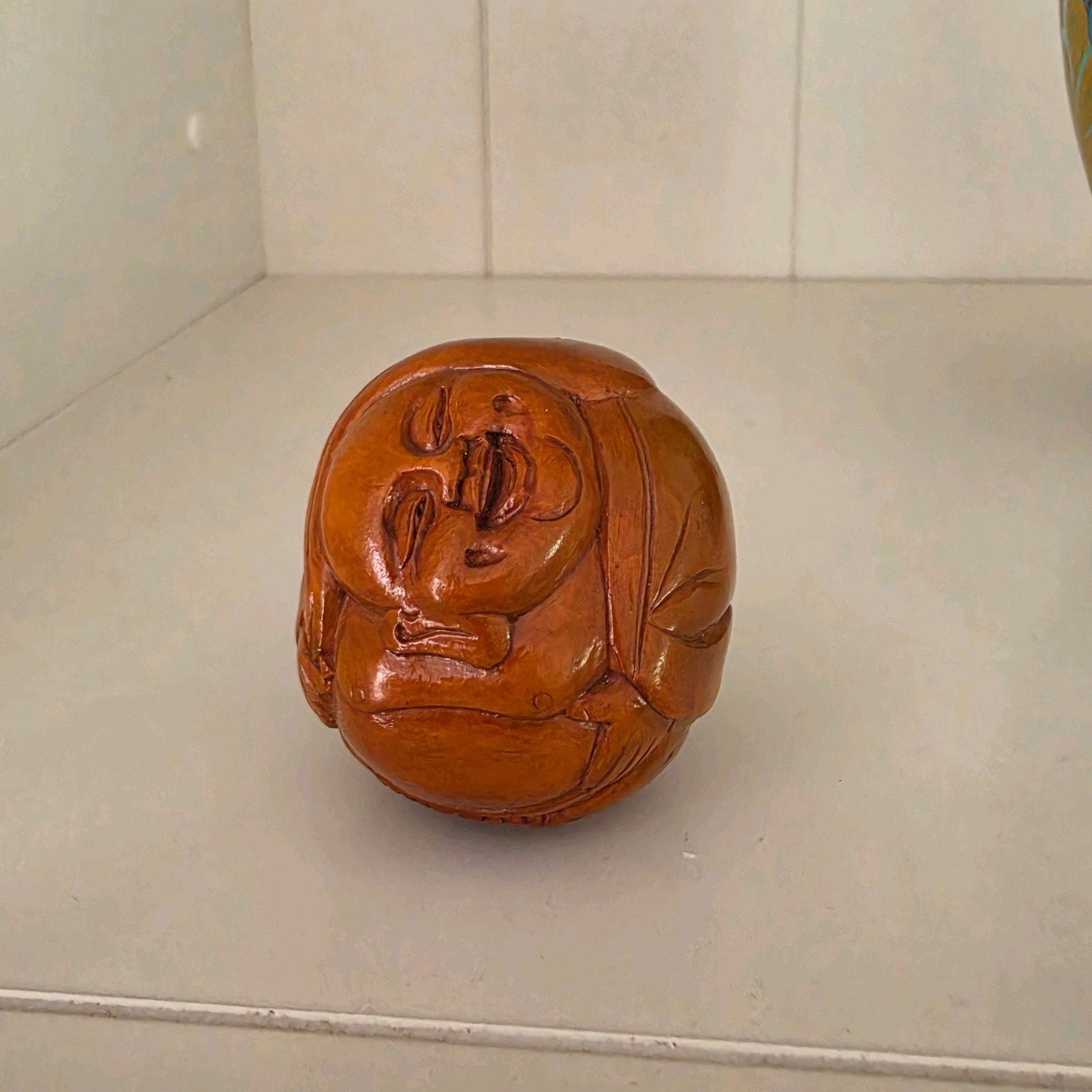Uniek Houten Netsuke Beeldje - Slapende Man, Minder dan 20 cm, Ophalen of Verzenden, Handgemaakt, Beeld