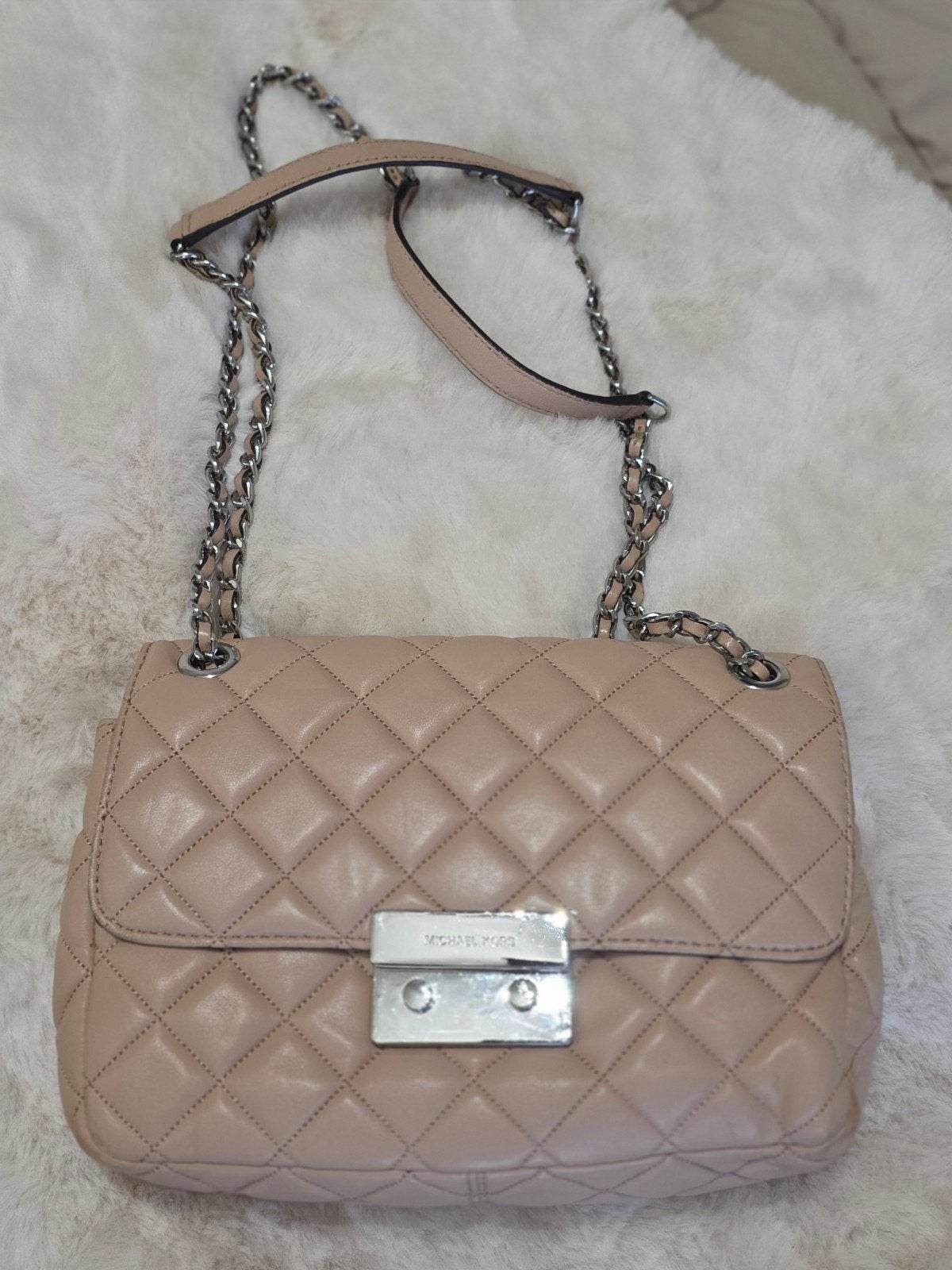 Michael Kors gewatteerde schoudertas - Zo goed als nieuw, Ophalen of Verzenden, Zo goed als nieuw, Beige, Schoudertasje