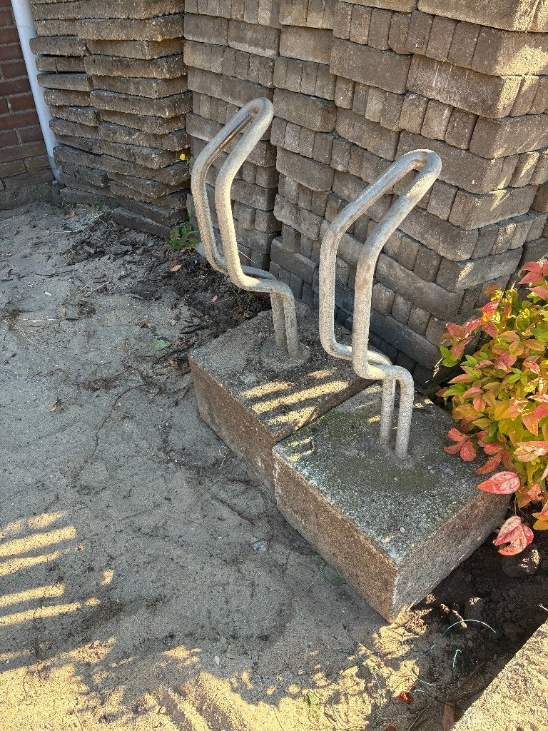 Gratis: fiets rek /klem op betonvoet 2 stuks, Ophalen, Gebruikt