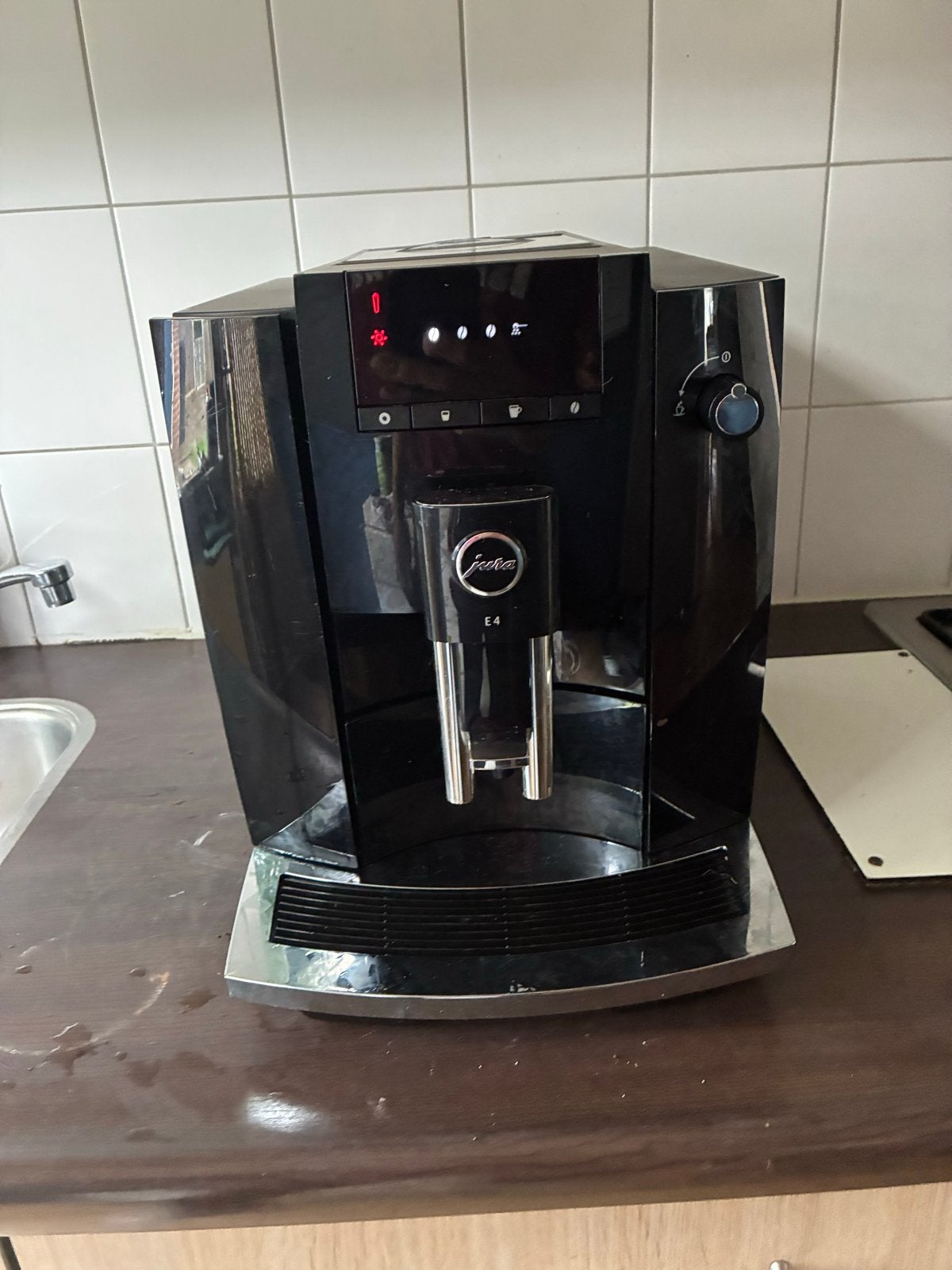 Jura e4, Witgoed en Apparatuur, Koffiezetapparaten, Afneembaar waterreservoir, Koffiemachine, Zo goed als nieuw, 2 tot 4 kopjes