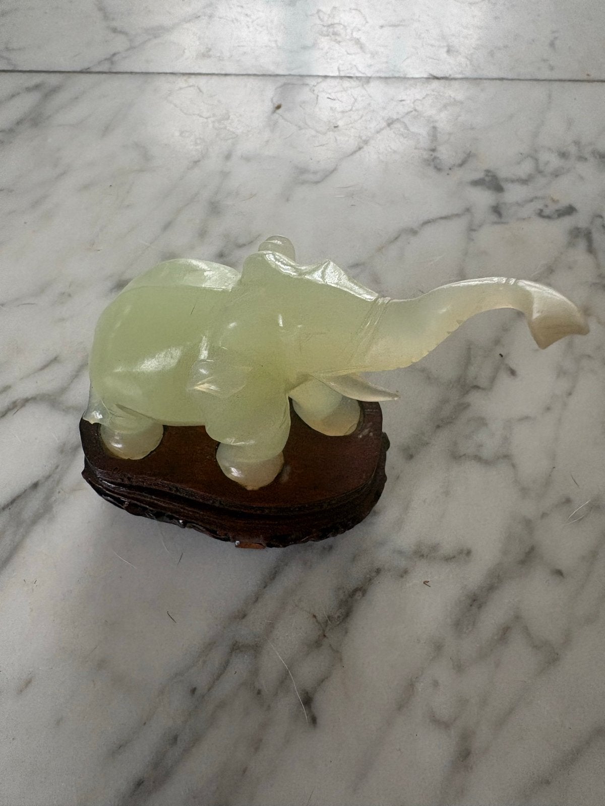 Decoratieve olifant van vermoedelijk jade op houten sokkel, Ophalen