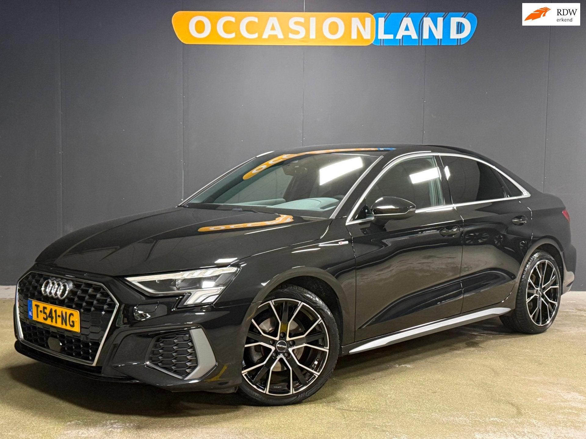 Audi A3 Limousine 30 TFSI S edition 3x S-Line|LED|SFEER|ACC|, Auto's, Gebruikt, Leder en Stof, Origineel Nederlands, Bedrijf