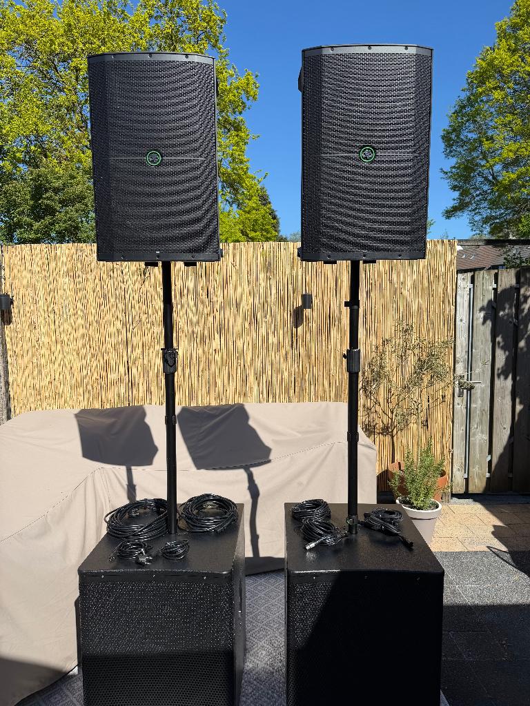 Complete PA Set | 2x Mackie Thump215 + 2x Behringer DR18SUB, Overige typen, Zo goed als nieuw, 120 watt of meer, Ophalen