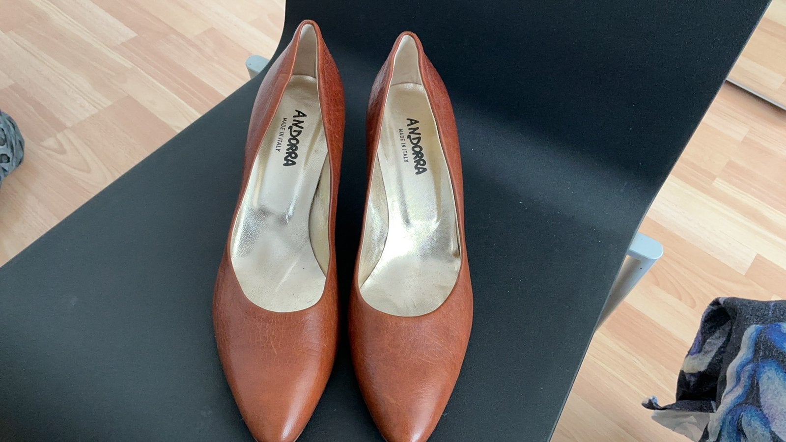 Mooie,weinig gedragen lederen pumps, mt 42 met gouden rand., Kleding | Dames, Schoenen, Ophalen of Verzenden, Zo goed als nieuw