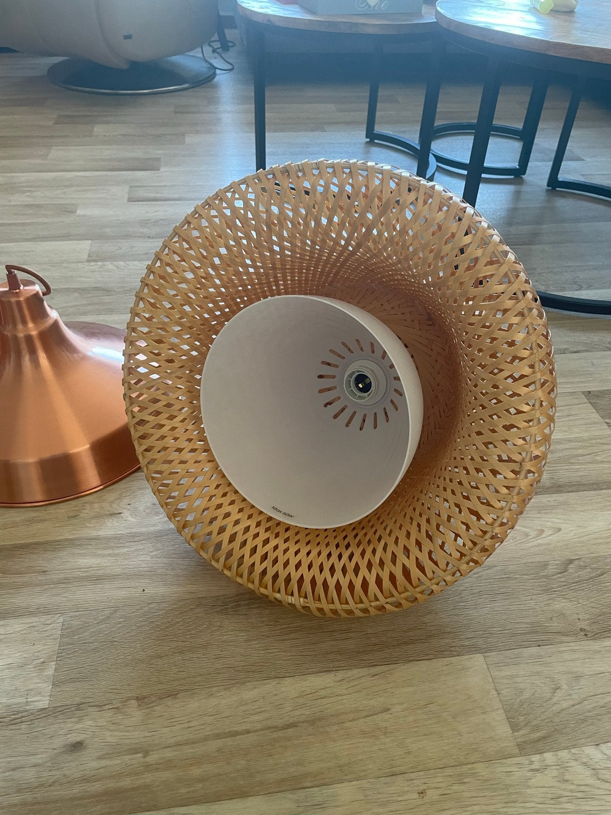Foto 5 van Set van 3 lampen: 1 bamboe, 2 koperen hanglampen