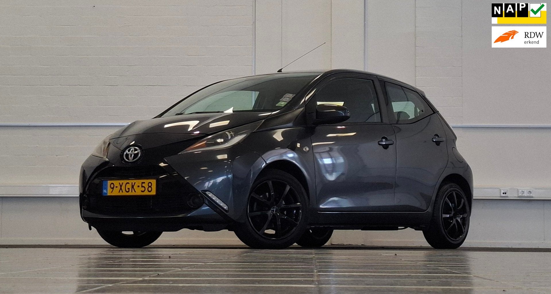 Toyota Aygo 1.0i VVT-i x-play Camera LM velgen 5drs LM Velge, Voorwielaandrijving, Euro 5, Gebruikt, Zwart