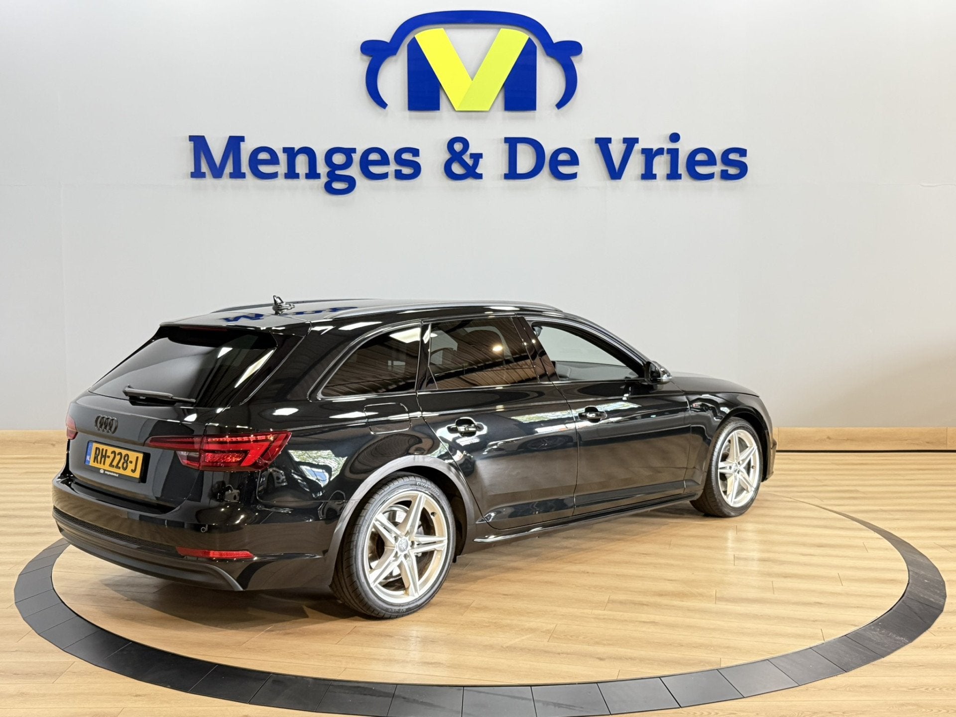 Audi A4 Avant 1.4 TFSI Sport S line black edition Airco ECC, 12 maanden, Gebruikt, 4 cilinders, A4