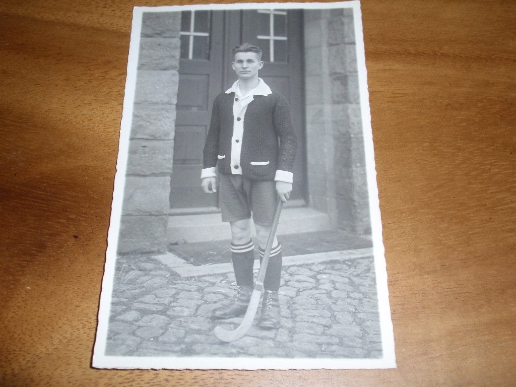 Fotokaart jonge hockeyer Hockey Sport Jongen, Verzenden, 1920 tot 1940, Ongelopen, Sport en Spel