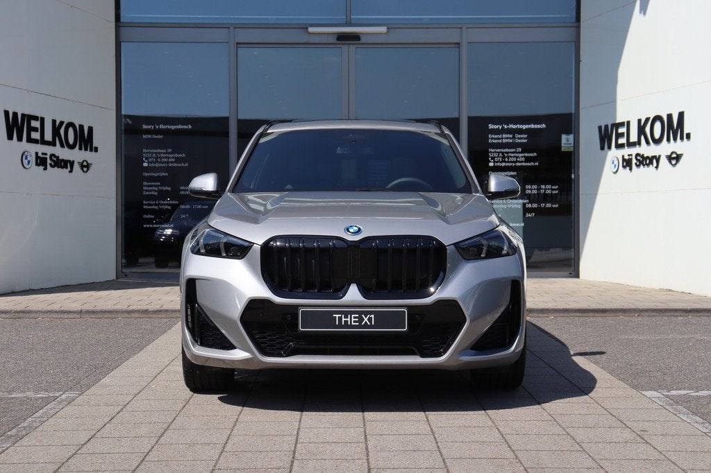BMW X1 xDrive25e M Sport Automaat / Panoramadak / Trekhaak /, Auto's, BMW, Zwart, Zwart, Leder, Bedrijf