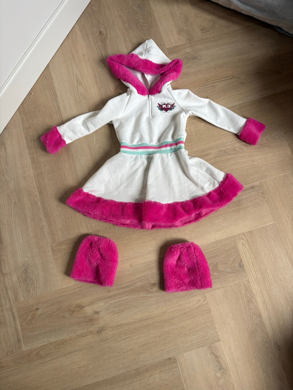 K3 verkleedjurk met muts - wit/roze, Ophalen of Verzenden, Gebruikt, 122 t/m 128, Meisje