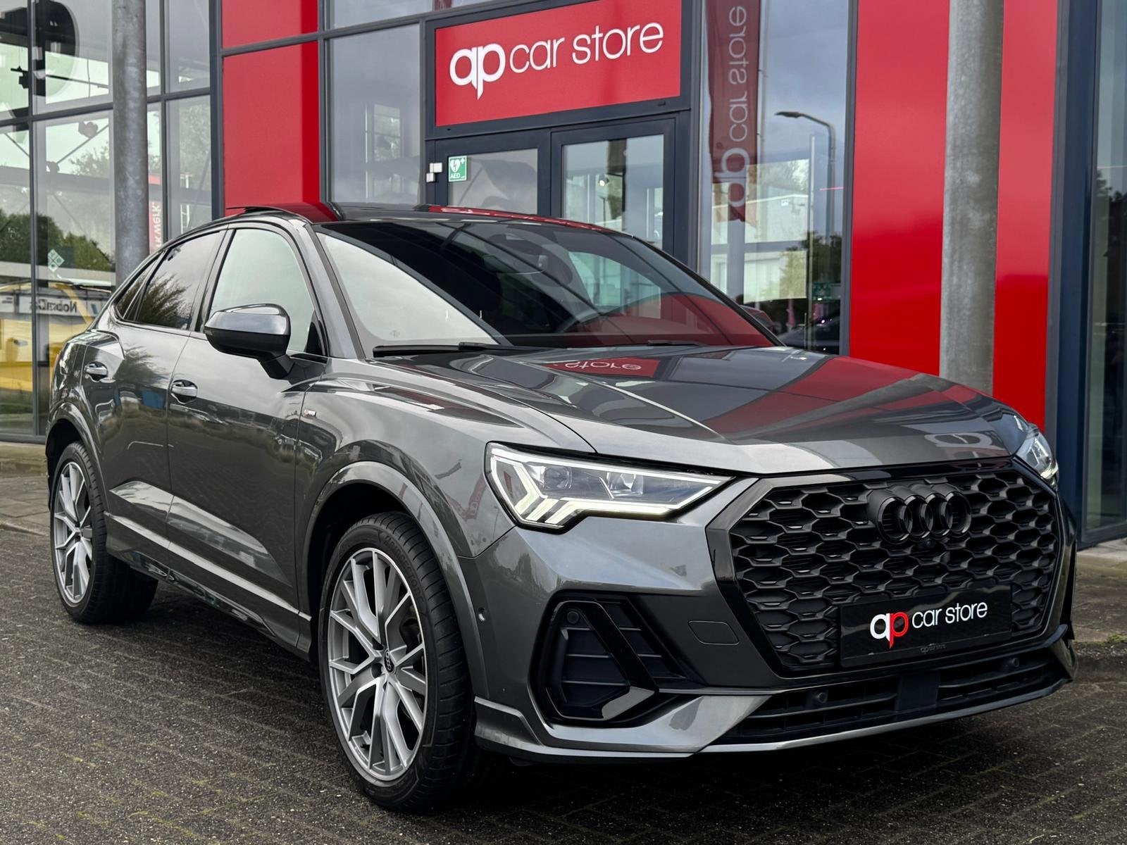 Audi Q3 Sportback 35 TFSI 3 X S-Line Uniek Vol | Panorama |, Auto's, Dealer onderhouden, 15 km/l, Gebruikt, Zwart
