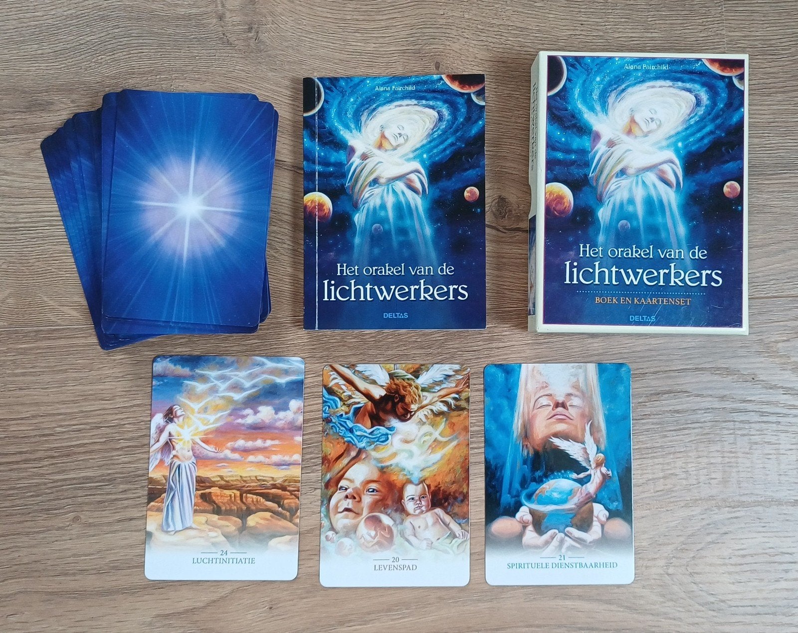 Alana Fairchild - Het orakel van de lichtwerkers, Boeken, Tarot of Kaarten leggen, Overige typen, Ophalen of Verzenden, Zo goed als nieuw