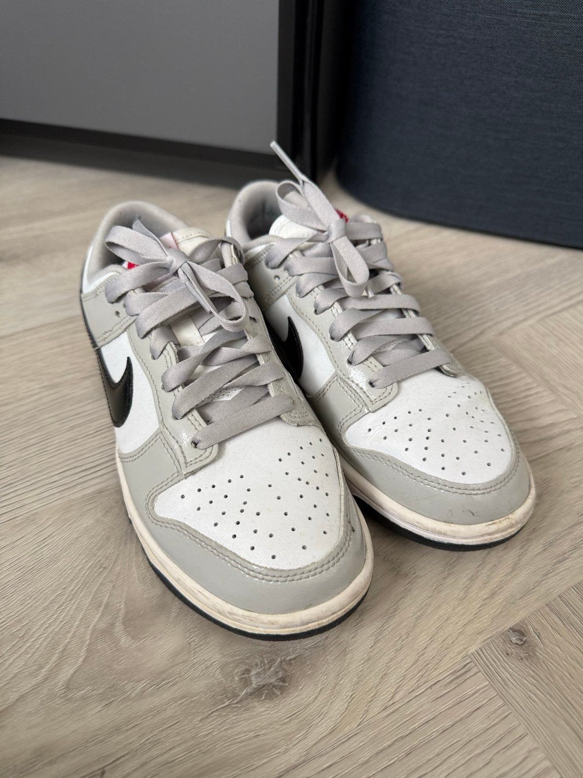 Nike Dunk Low - Lak Grijs, Wit & Zwart - Maat 36,5, Kinderen en Baby's, Verzenden, Gebruikt, Meisje, Sportschoenen