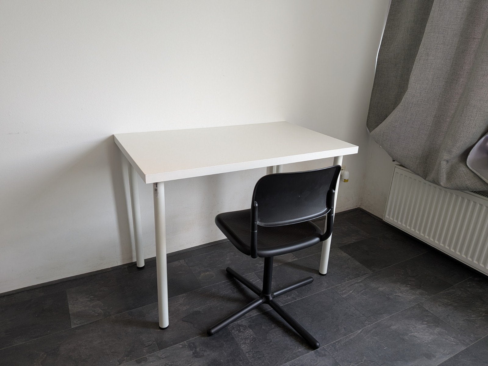 Witte tafel en stoel, Huis en Inrichting, Tafels | Salontafels, Ophalen, 50 tot 100 cm, Zo goed als nieuw, Modern, minimalistisch