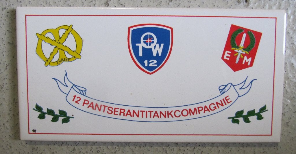 Tegel van 12e pantser anti tank compagnie 12 paat Nunspeet, Ophalen of Verzenden, Landmacht, Nederland, Overige typen