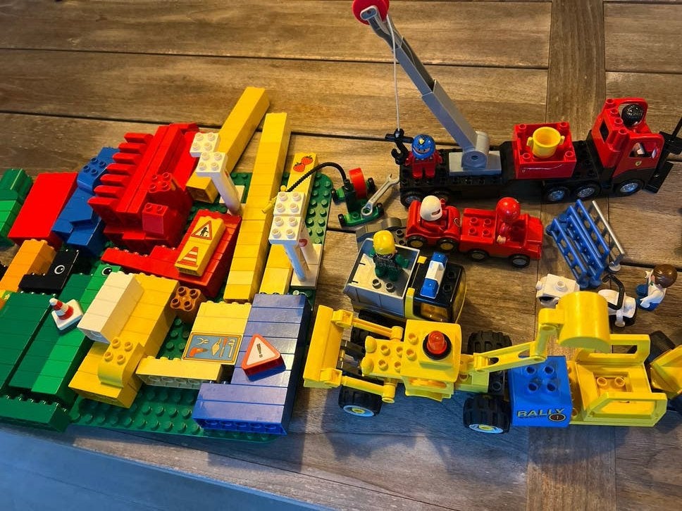 Lego duplo bouwblokken met voertuigen en figuren, Ophalen of Verzenden, Gebruikt