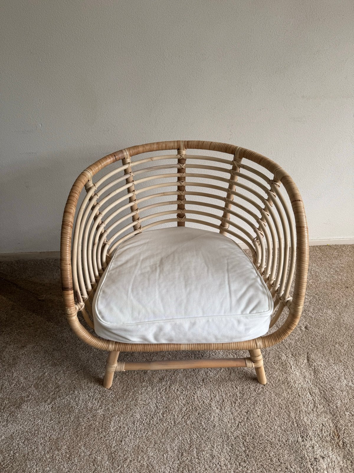 Stijlvolle rotan stoel met wit kussen, Huis en Inrichting, Stoelen, Ophalen, Gebruikt, Overige kleuren, Riet of Rotan