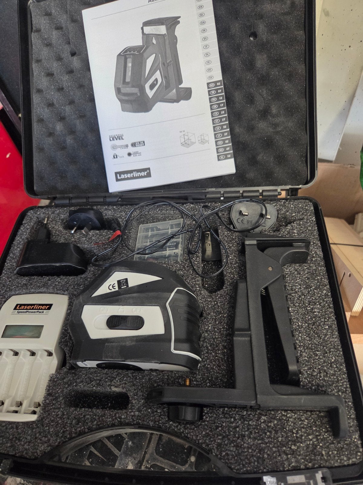 Laserliner Automatische Kruislijnlaser met Oplader en Koffer, Ophalen of Verzenden, Zo goed als nieuw, Overige meters