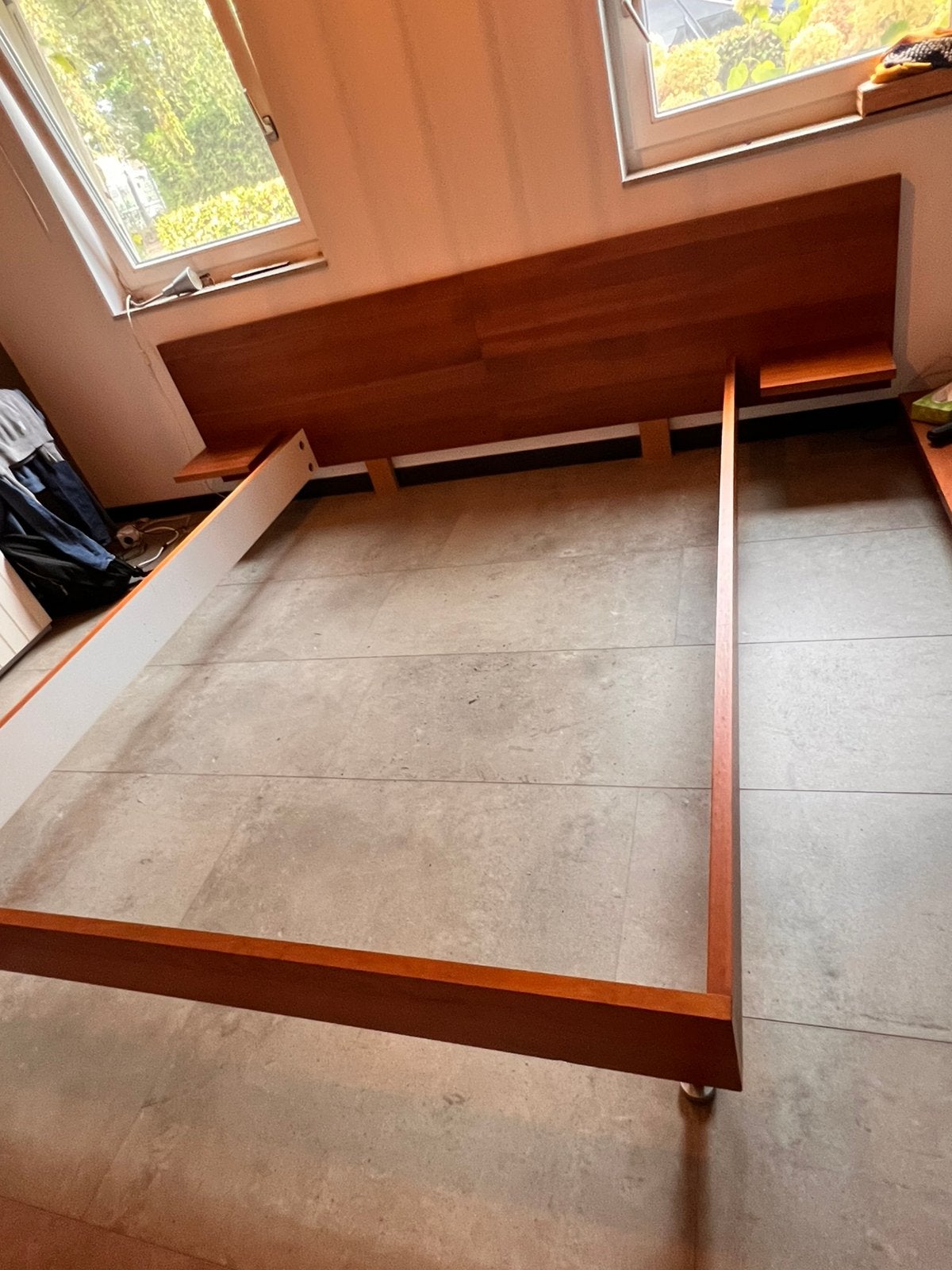 Ledikant 160x210 cm met nachtkastjes en onderschuiftafel, Ophalen, Bruin, 210 cm, Tweepersoons