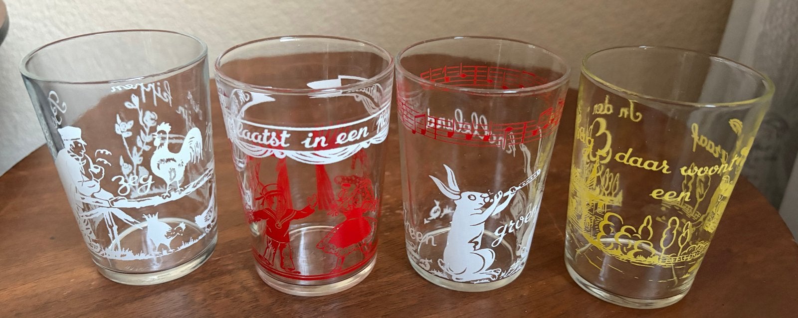 Set van 4 vintage glazen met kinderliedjes, Verzamelen, Ophalen of Verzenden, Zo goed als nieuw, Overige typen