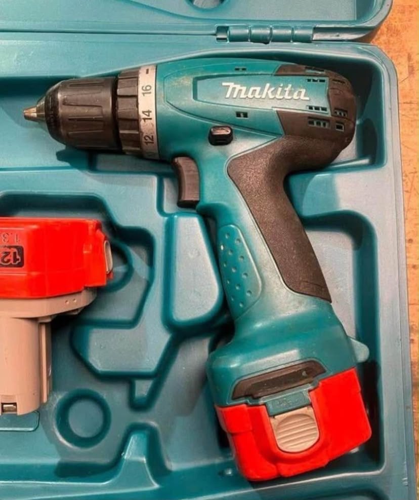 Makita Accuboormachine 12V met lader en accu, Doe-het-zelf en Verbouw, Gereedschap | Boormachines, Ophalen, Gebruikt, Variabele snelheid