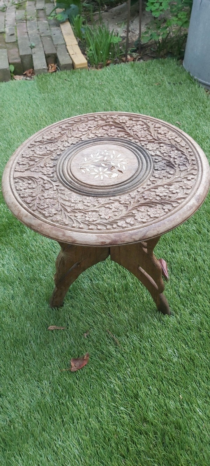 Antieke houten bijzettafel met handgesneden details, Ophalen