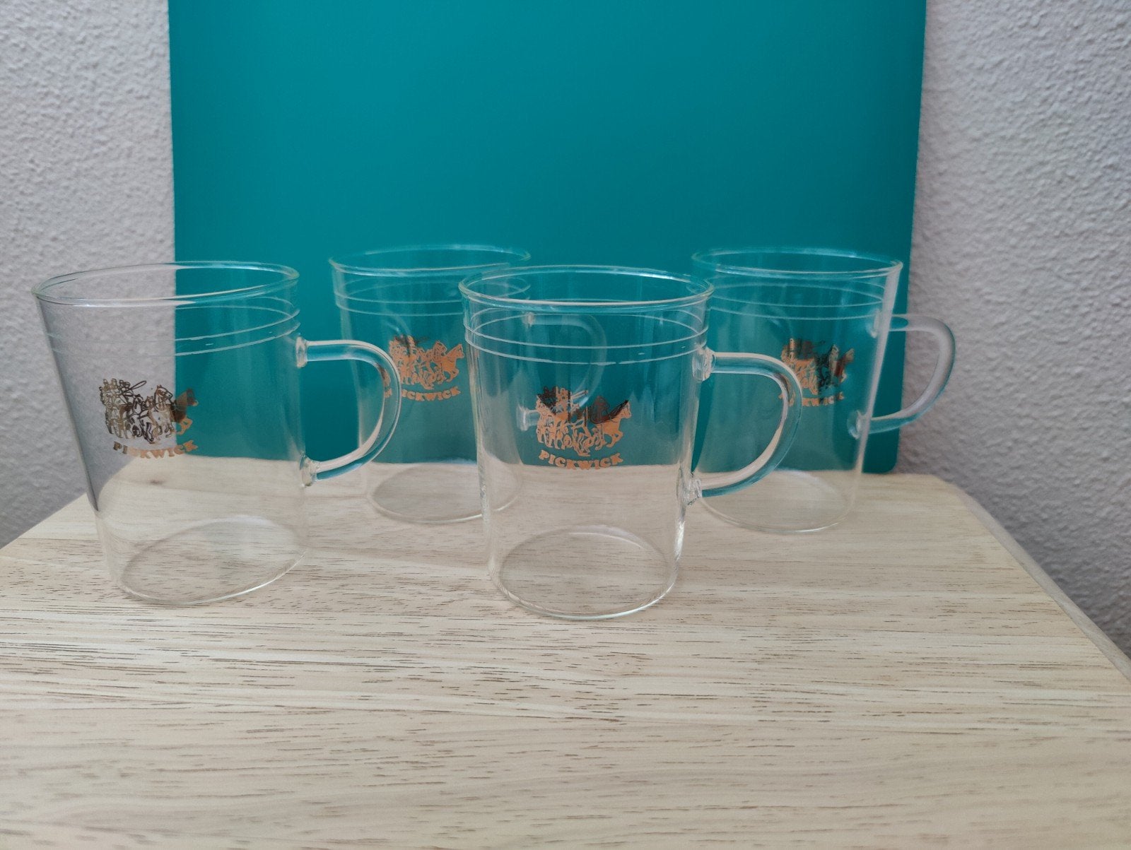 Vier vintage Pickwick theeglazen met gouden koets, Glas of Glazen, Overige merken, Verzenden, Vintage