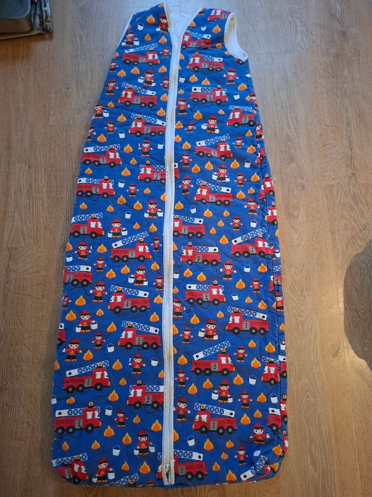 mooie trappelzak 130cm met brandweermannen, Ophalen of Verzenden, Zo goed als nieuw, Gevoerd, 130 cm