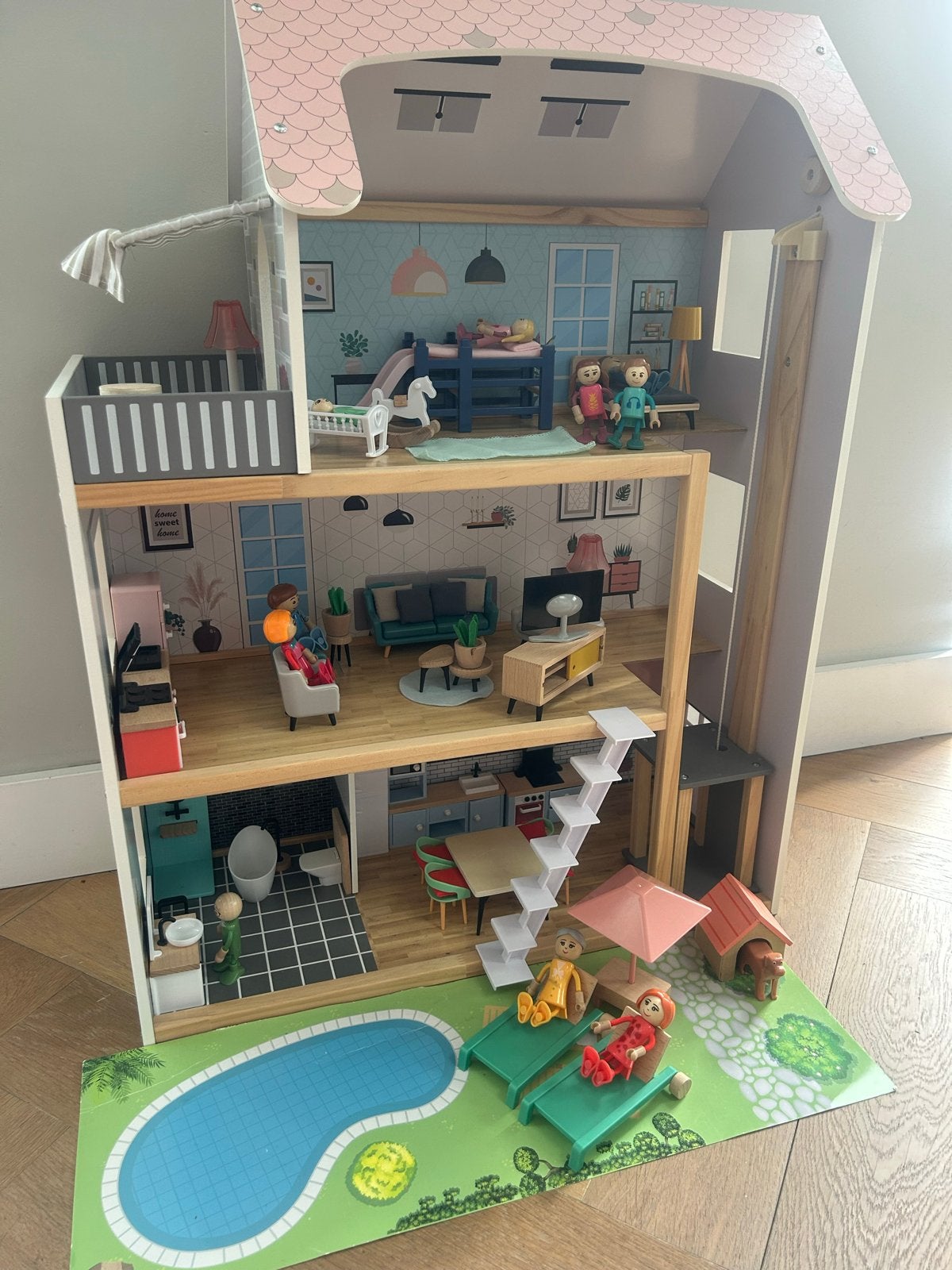 Uitgebreid poppenhuis met meubels en poppen