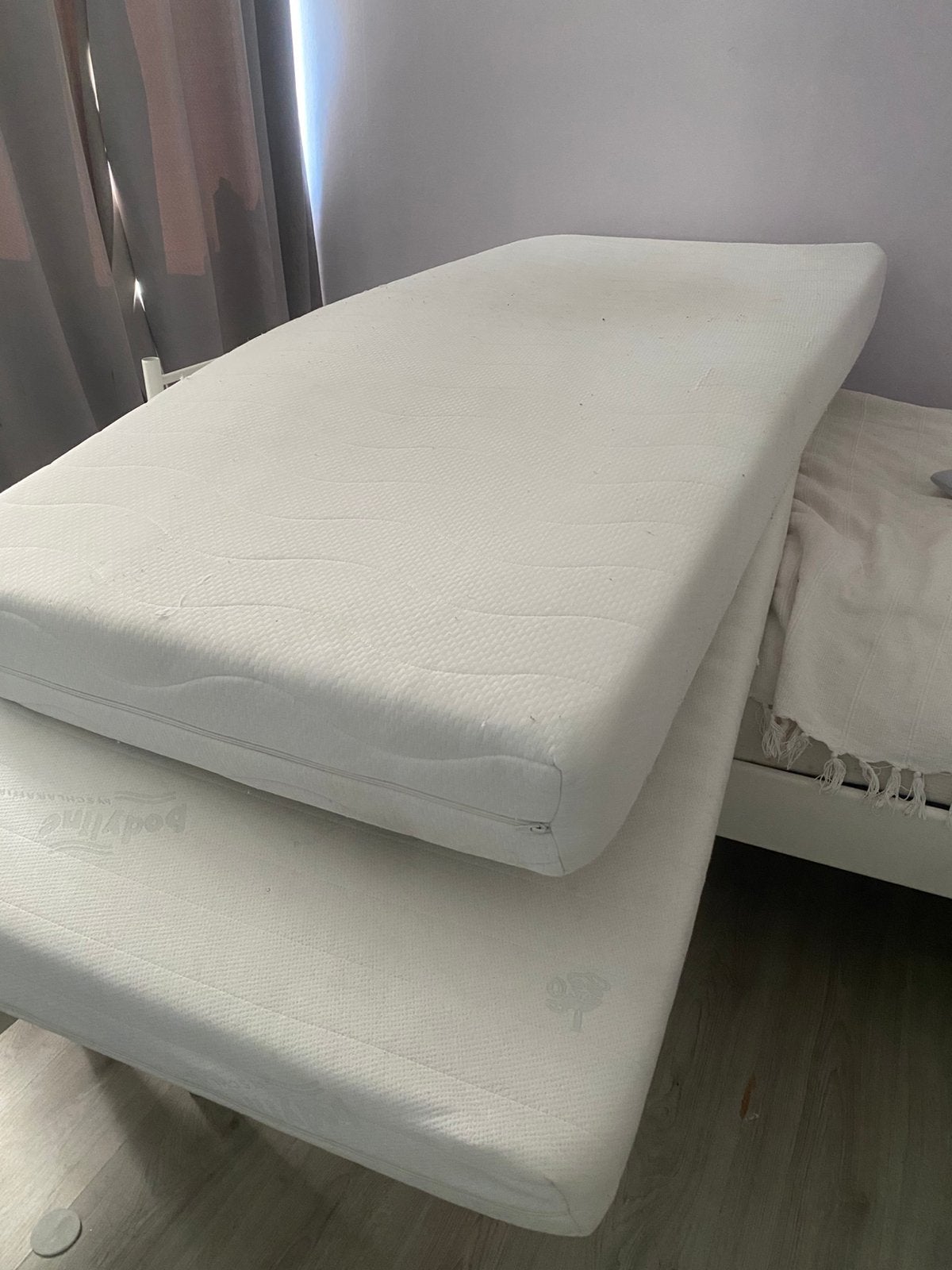 2 matrassen 1x Bodyline koudschuim matras, zo goed als nieuw, Ophalen, 90 cm, Eenpersoons, Zo goed als nieuw