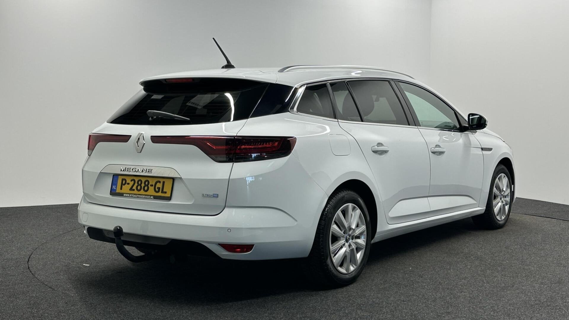 Renault Megane Estate 1.6 E-Tech Plug-In Hybrid 160 Business, Auto's, Gebruikt, 4 cilinders, Met garantie (alle), Wit