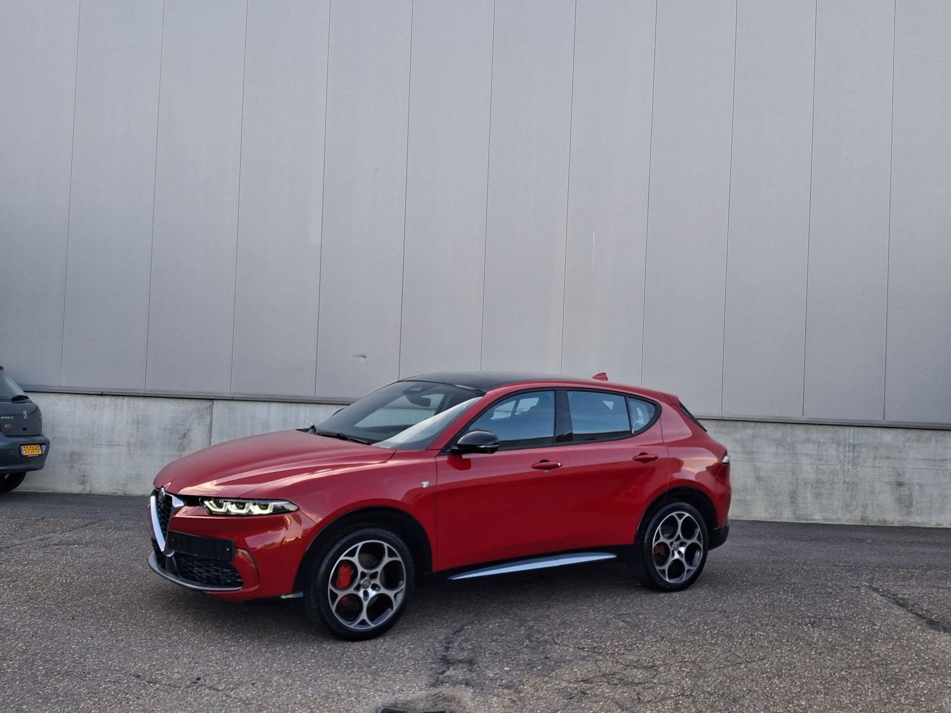 Alfa Romeo Tonale 1.5T Hybrid Ti|Pano|Nav|Alfa Rood|Trekhaak, Auto's, Dealer onderhouden, Gebruikt, Zwart, 4 cilinders