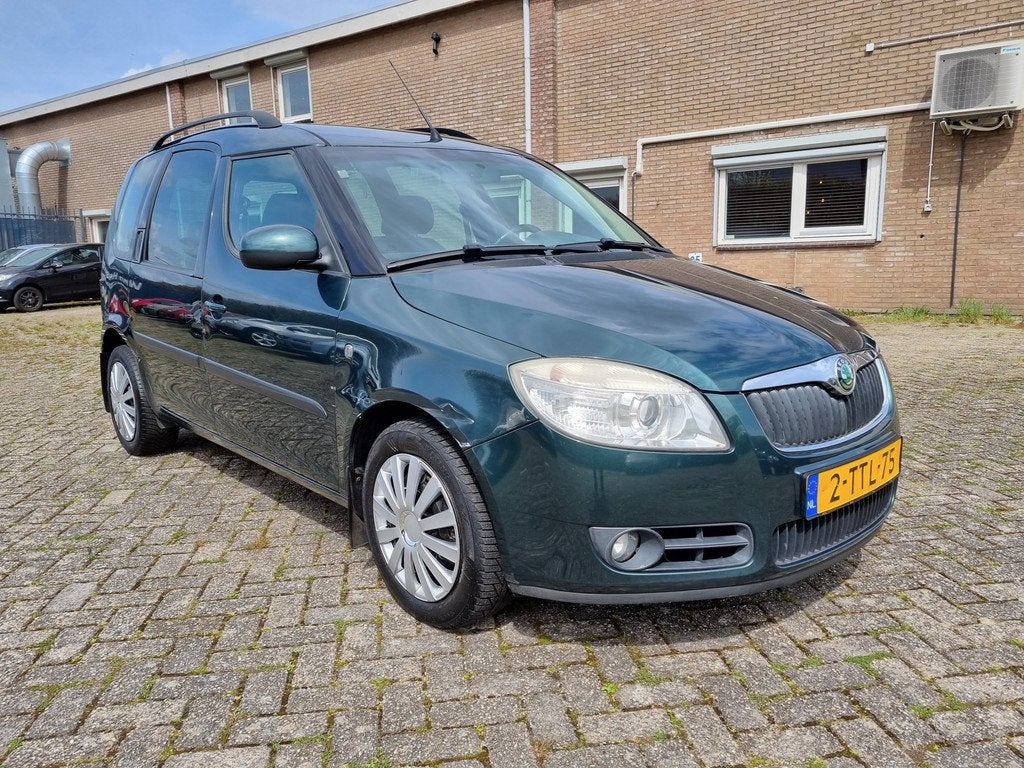 Skoda Roomster 1.6-16V AUTOMAAT ✅TREKHAAK (bj 2007), Auto's, Skoda, Gebruikt, 4 cilinders, Roomster, Bedrijf