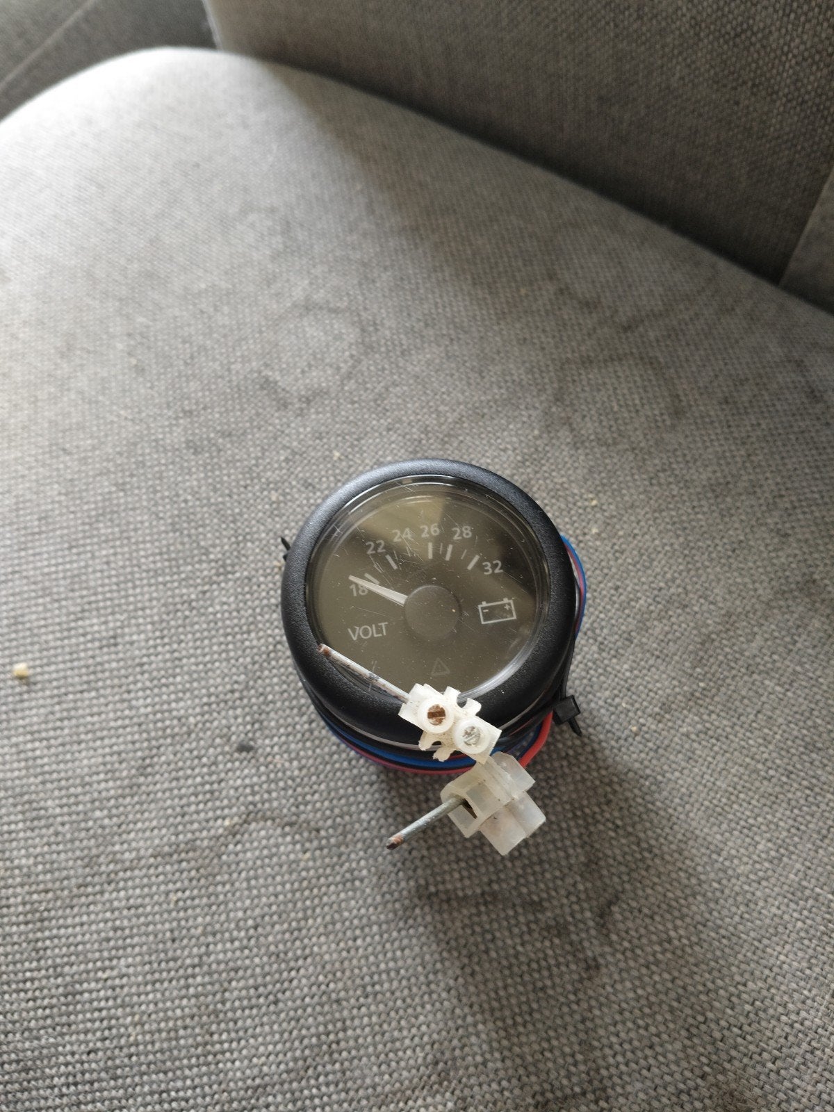 Voltmeter 18-32V met rode verlichting, Ophalen of Verzenden