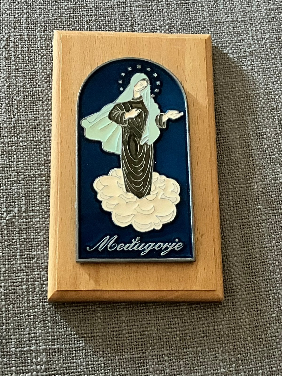 Vintage madonna Medjugorje maria van hars ( emaille look ), Ophalen of Verzenden, Zo goed als nieuw, Christendom | Katholiek