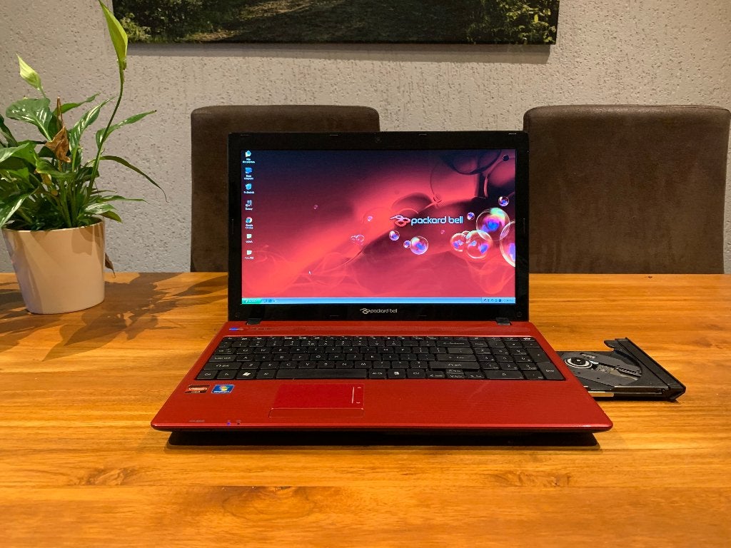 Nette rode 15 inch retro Windows XP laptop. accu prima, HDD, 2 tot 3 Ghz, Ophalen of Verzenden, Zo goed als nieuw