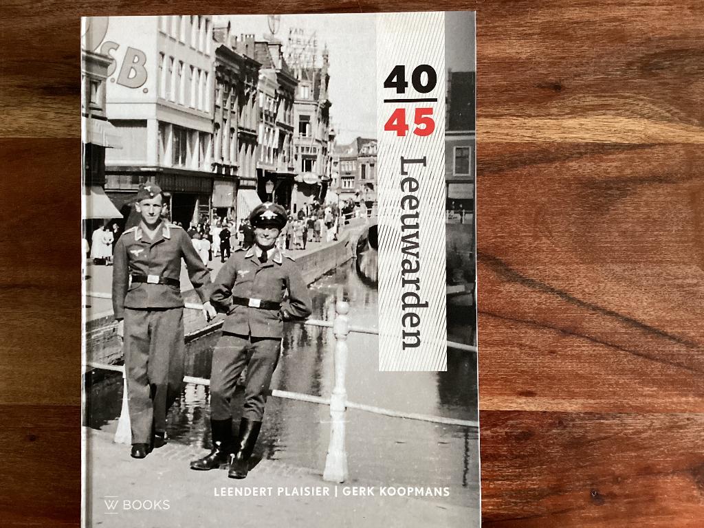 Leeuwarden 40-45, Plaisier, 20e eeuw of later, Leendert Plaisier en Gerk Koopmans, Ophalen of Verzenden, Zo goed als nieuw