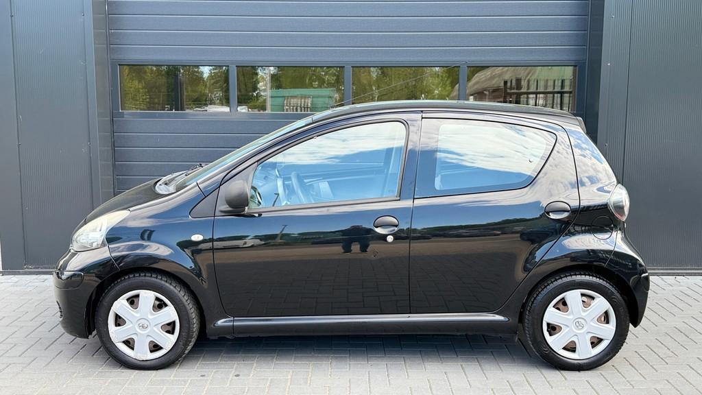 Toyota Aygo 1.0-12V Dynamic Blue Airco|5Deurs|NW Koppeling, Voorwielaandrijving, Elektrische ramen, Gebruikt, 4 stoelen
