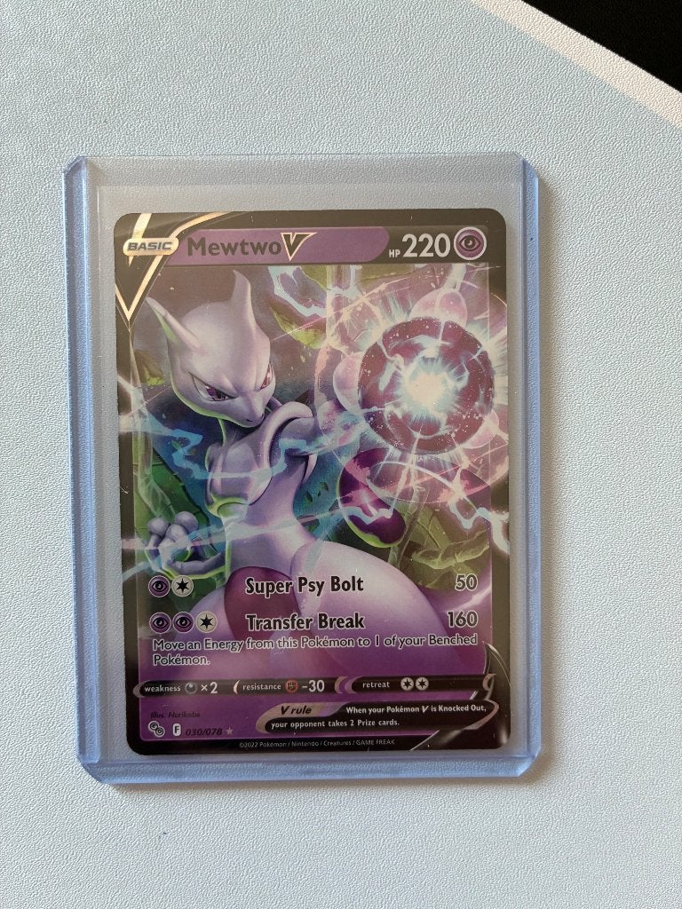 Mewtwo v 030 Pokemon GO, Ophalen of Verzenden, Zo goed als nieuw, Losse kaart, Foil