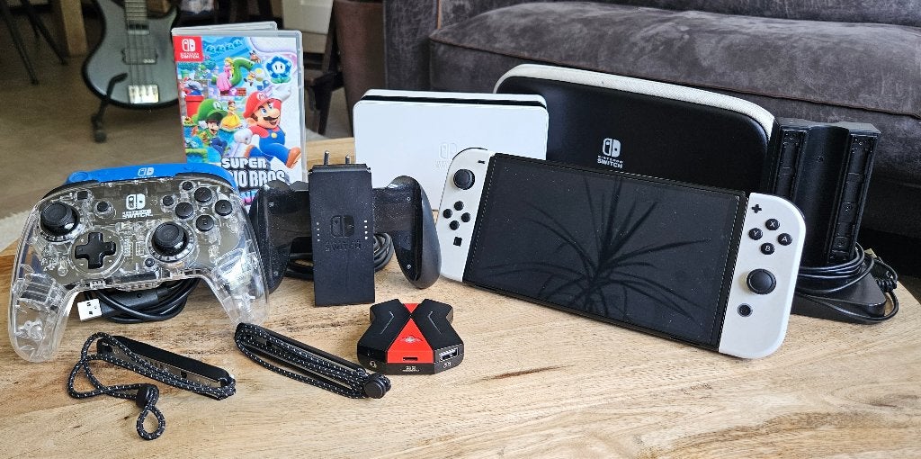 Nintendo Switch OLED Wit+ Super Mario Bros. Wonder + Extra, Spelcomputers en Games, Games | Nintendo Switch, Online, Zo goed als nieuw