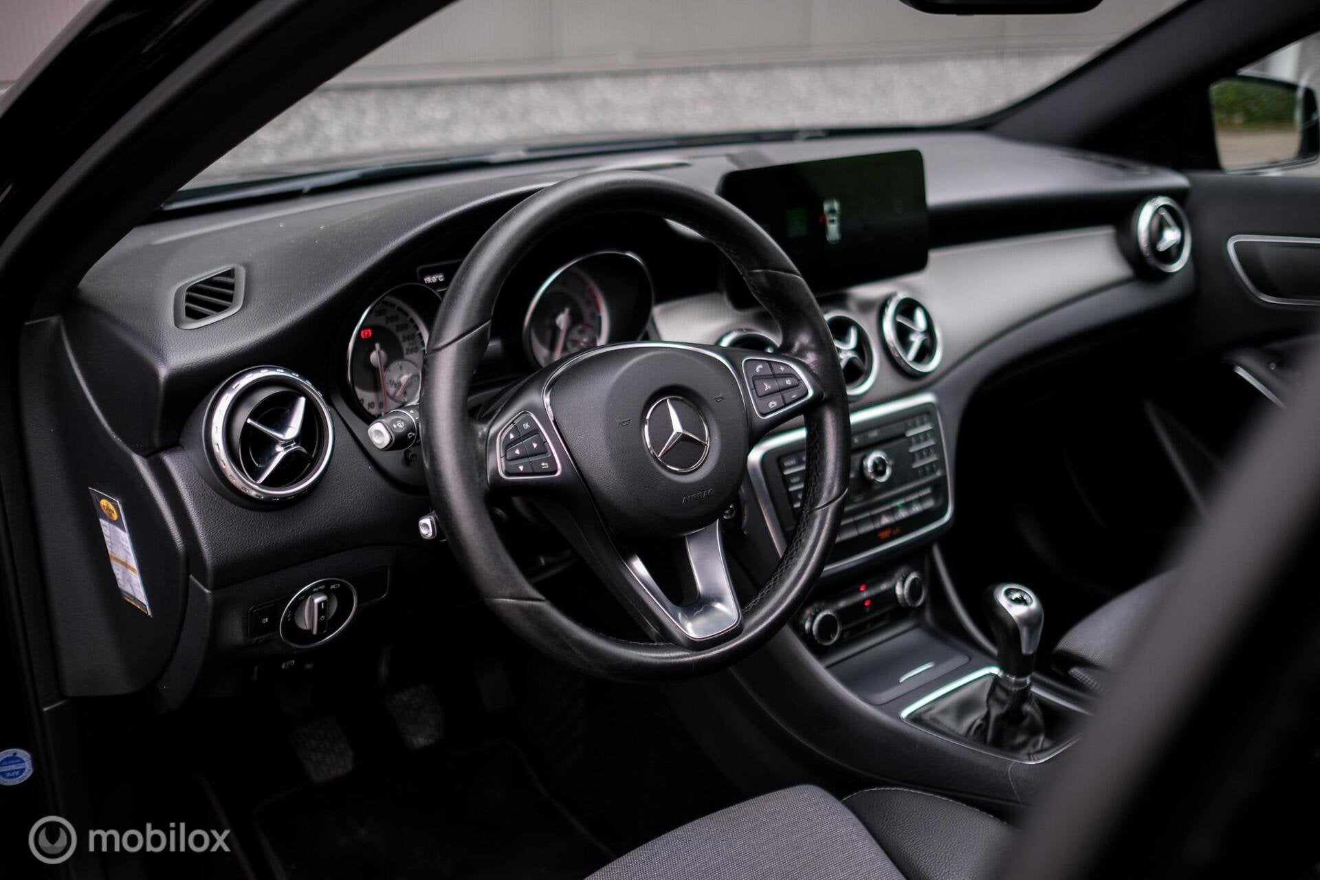 Mercedes GLA-klasse 180 | Glazen schuifdak | NAP NL auto | C, Auto's, Voorwielaandrijving, Gebruikt, 4 cilinders, Leder en Stof