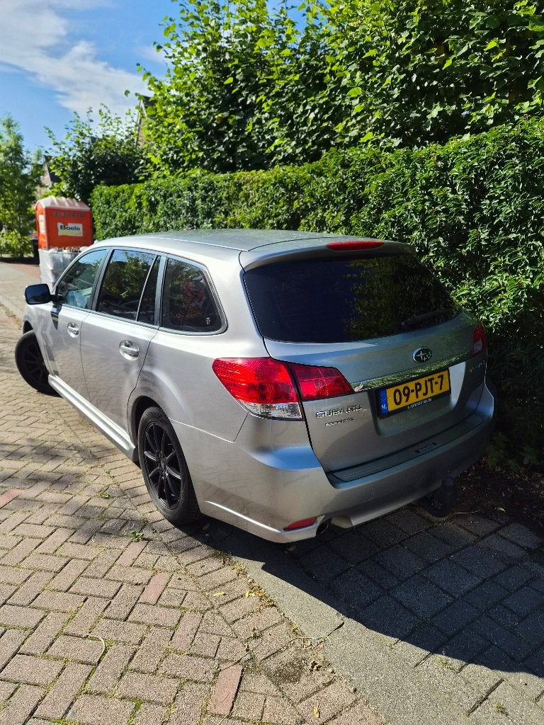 Foto 3 van Subaru Legacy 2.0 I Touring Wagon AWD 2011 Grijs