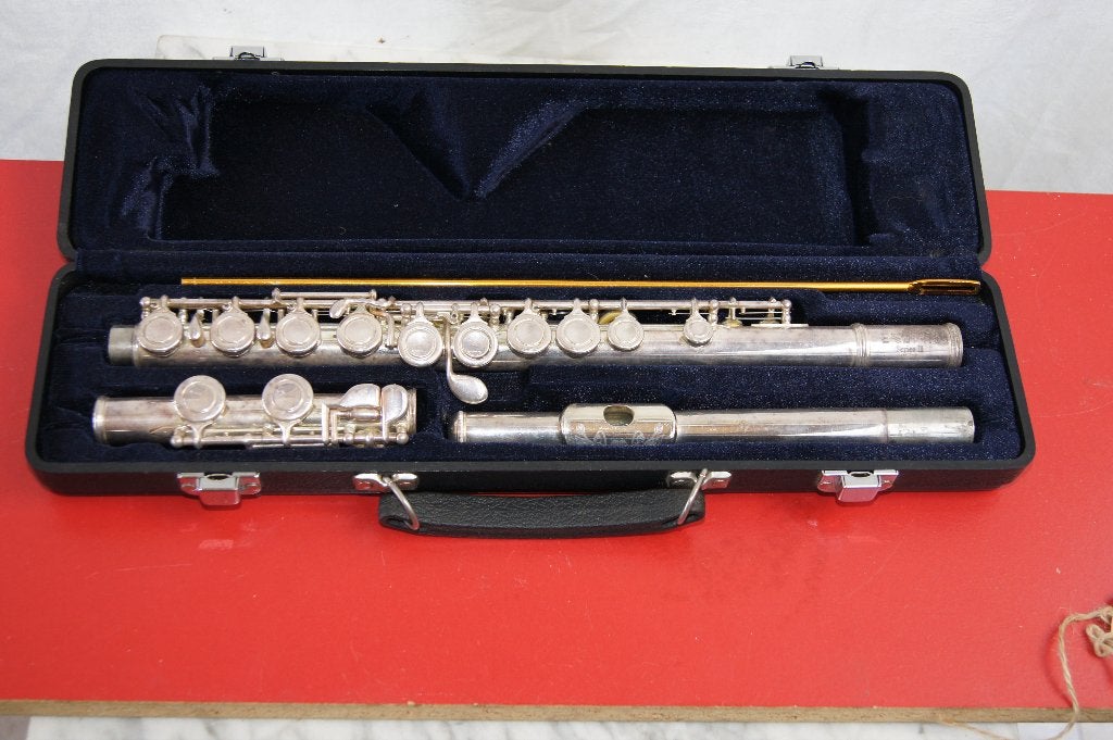 Zilverkleurige dwarsfluit met koffer, Muziek en Instrumenten, Ophalen of Verzenden, Gebruikt, Dwarsfluit, Met koffer of tas