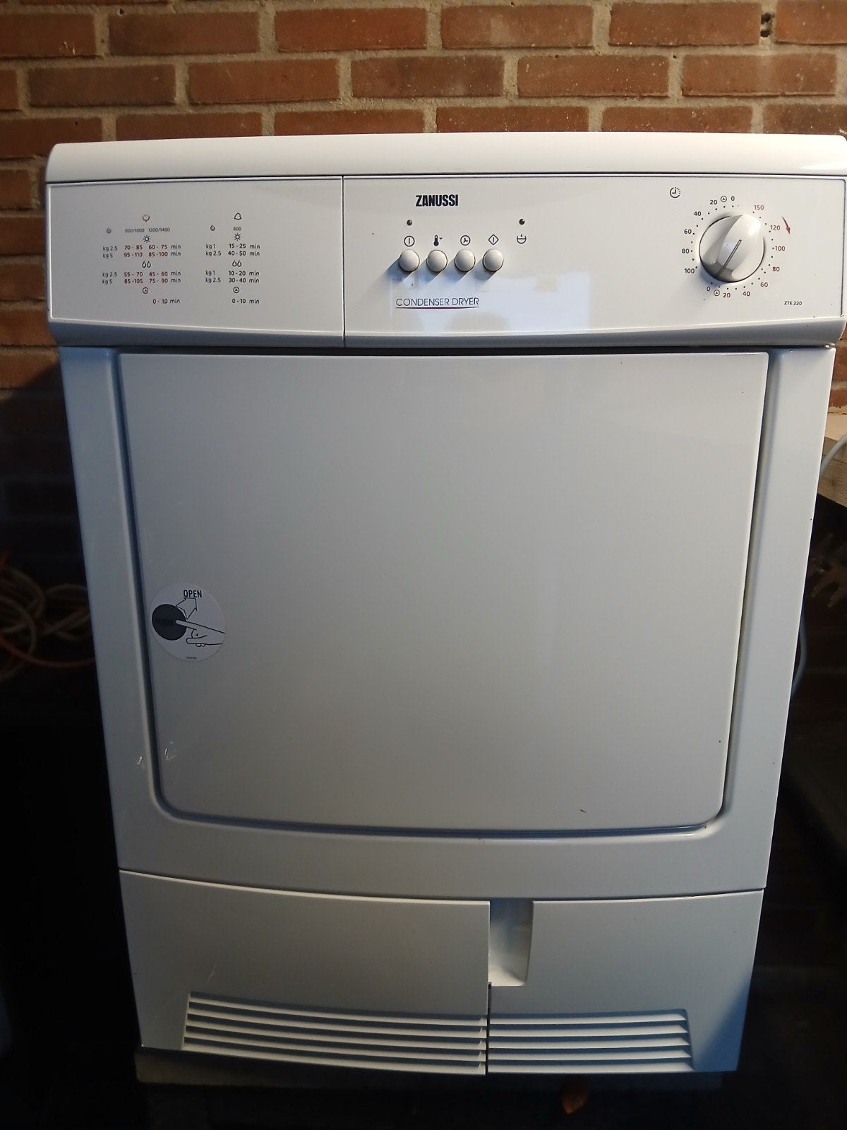 Zanussi Condensdroger ZTE220 - Goede staat, Ophalen, 6 tot 8 kg, Gebruikt, Voorlader