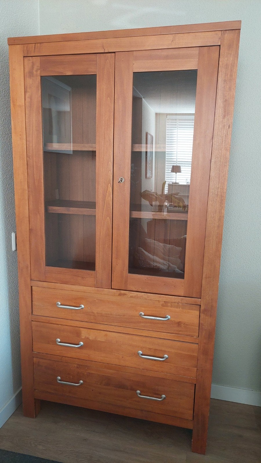 Houten vitrinekast met lades en glazen deuren, Ophalen, Gebruikt, Modern klassiek, Met lade(s)