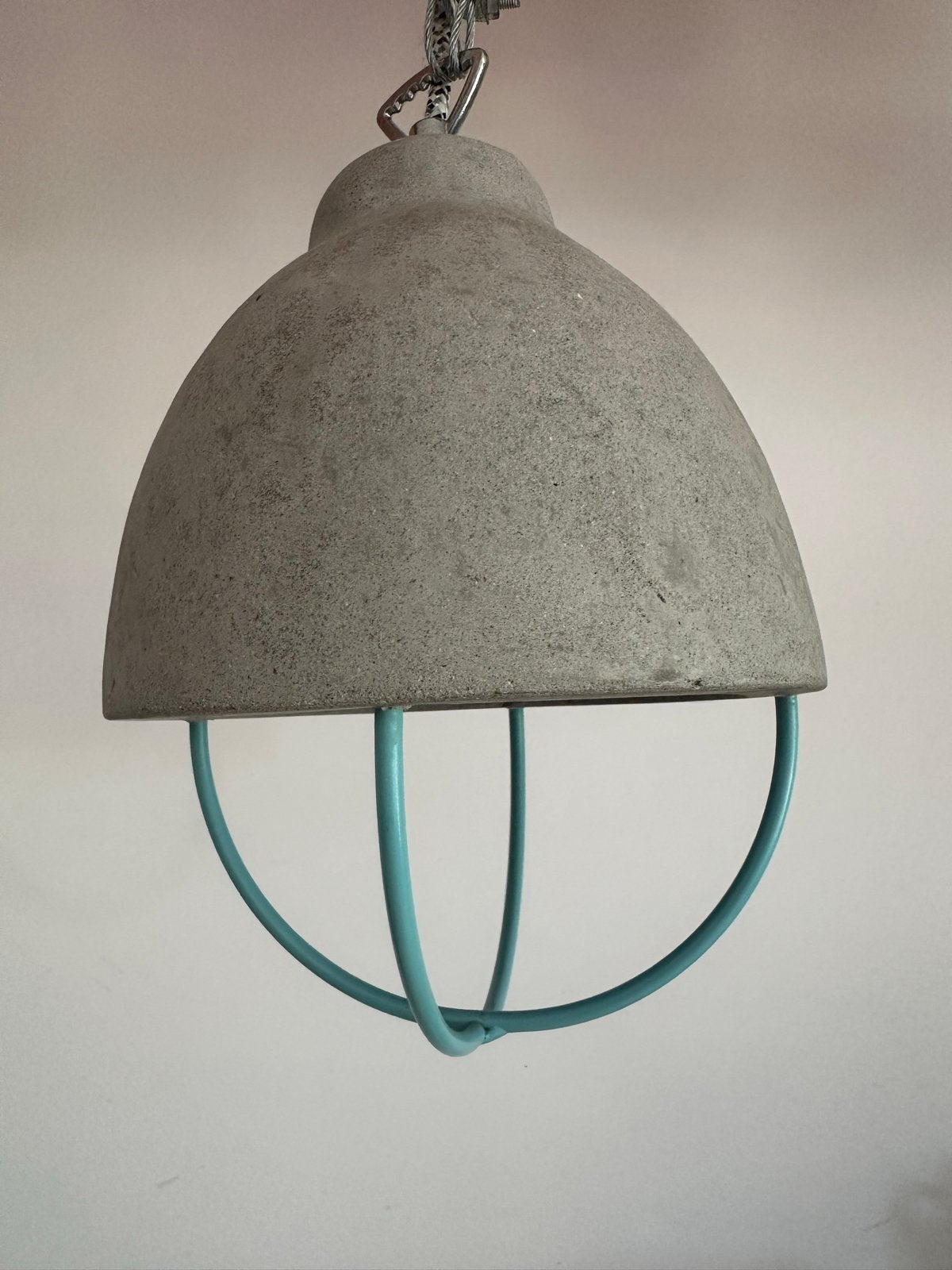 Industriële hanglamp beton met turquoise kooi, Ophalen, Zo goed als nieuw, Metaal, E14 (klein)