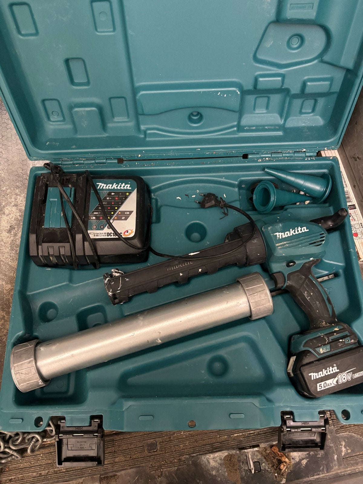 Makita kitpistool met lader en accu in koffer, Ophalen, Gebruikt